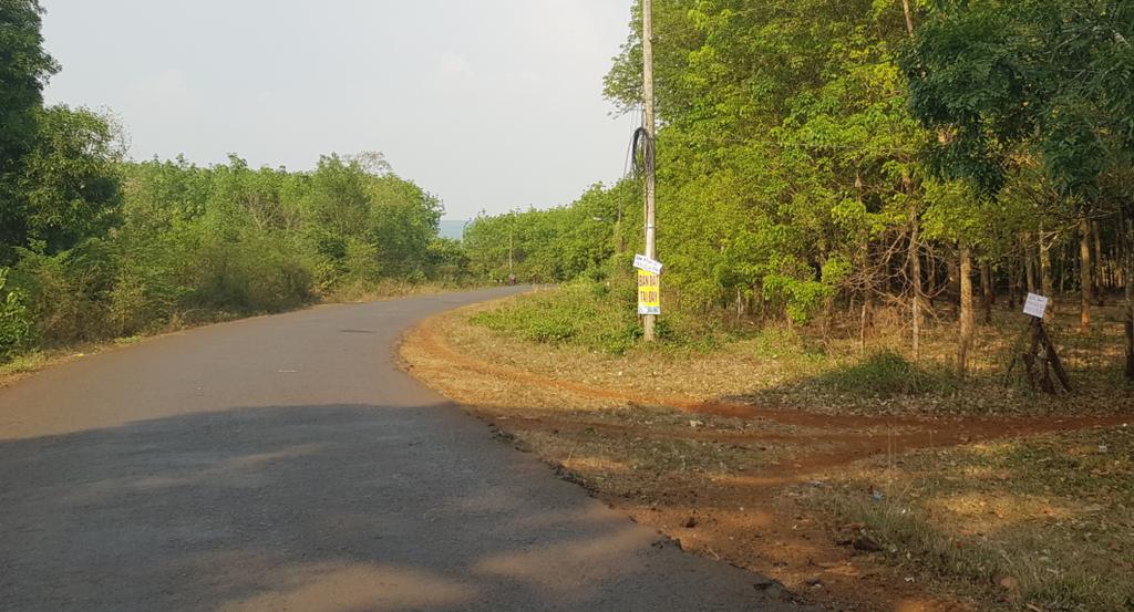 Description: Sốt đất hạ nhiệt, con đường vắng vẻ kh&ocirc;ng c&oacute; người mua b&aacute;n bất động sản.