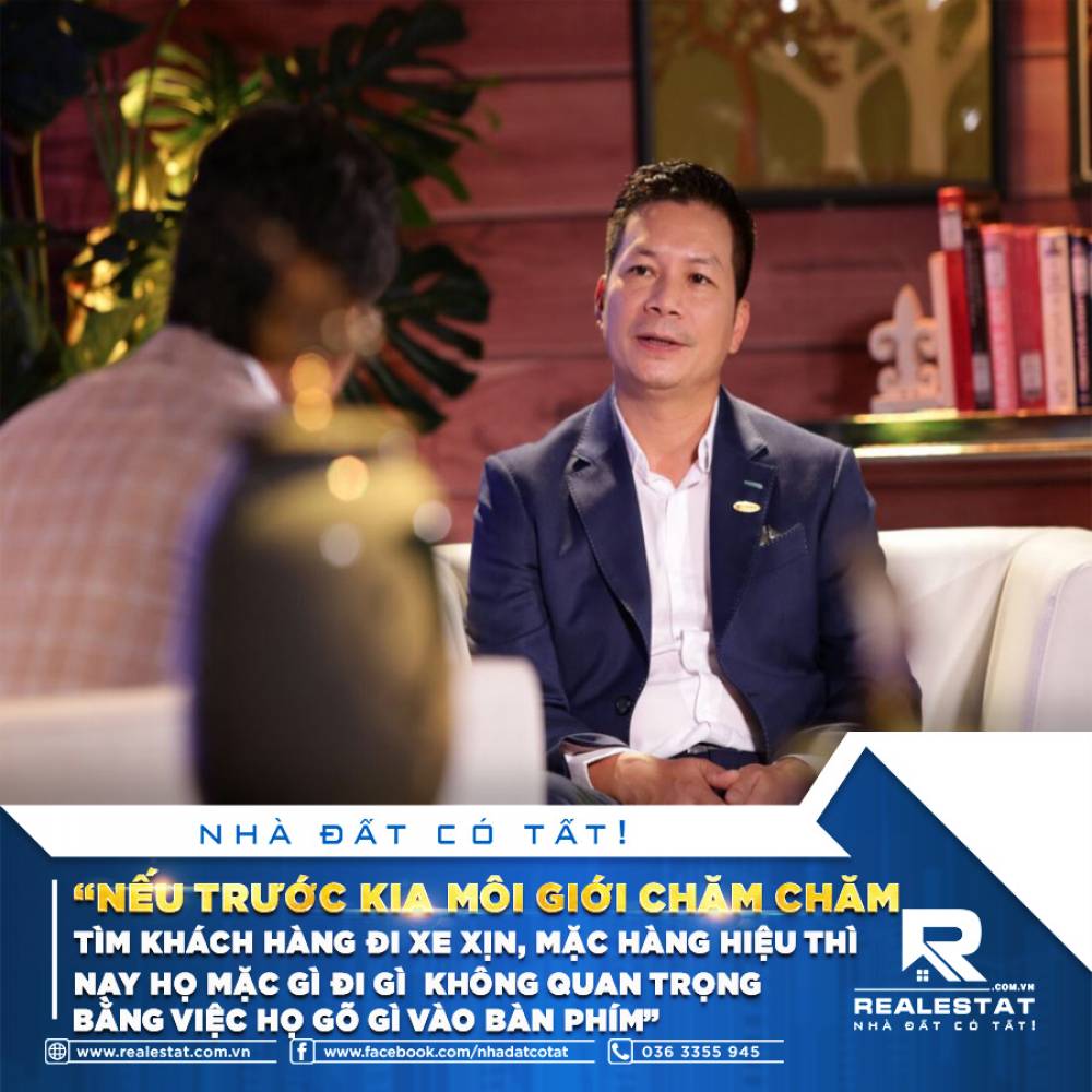 “NẾU TRƯỚC KIA MÔI GIỚI CHĂM CHĂM TÌM KHÁCH HÀNG ĐI XE XỊN, MẶC HÀNG HIỆU THÌ NAY HỌ MẶC GÌ ĐI GÌ  KHÔNG QUAN TRỌNG BẰNG VIỆC HỌ GÕ GÌ VÀO BÀN PHÍM”