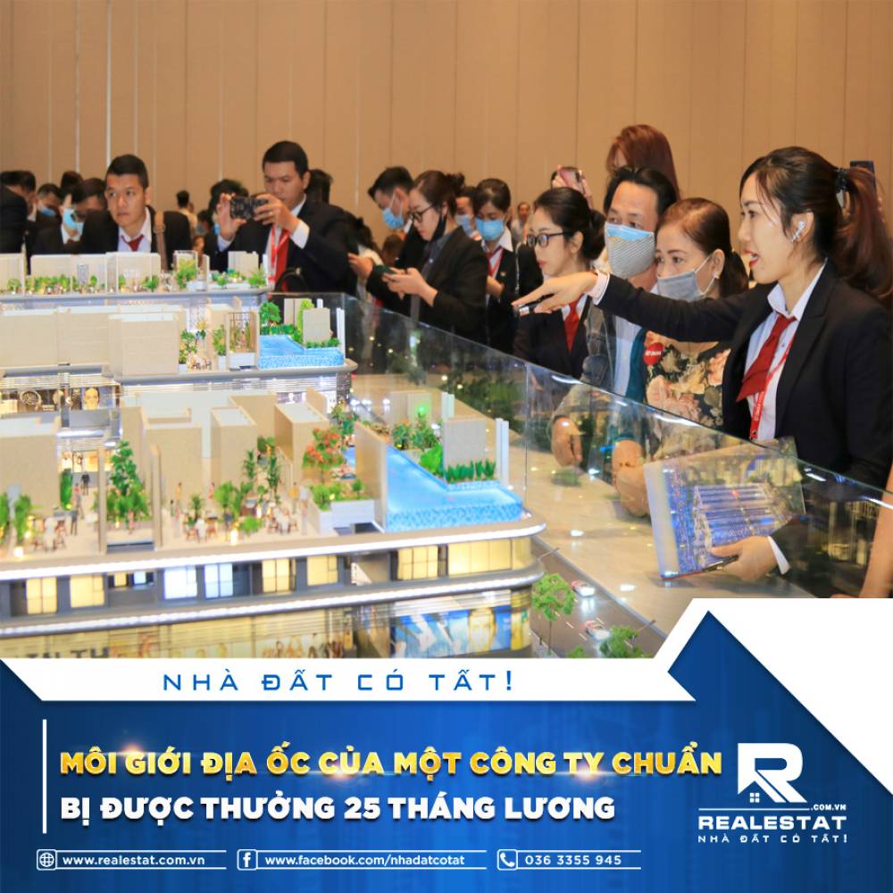 MÔI GIỚI ĐỊA ỐC CỦA MỘT CÔNG TY CHUẨN BỊ ĐƯỢC THƯỞNG 25 THÁNG LƯƠNG