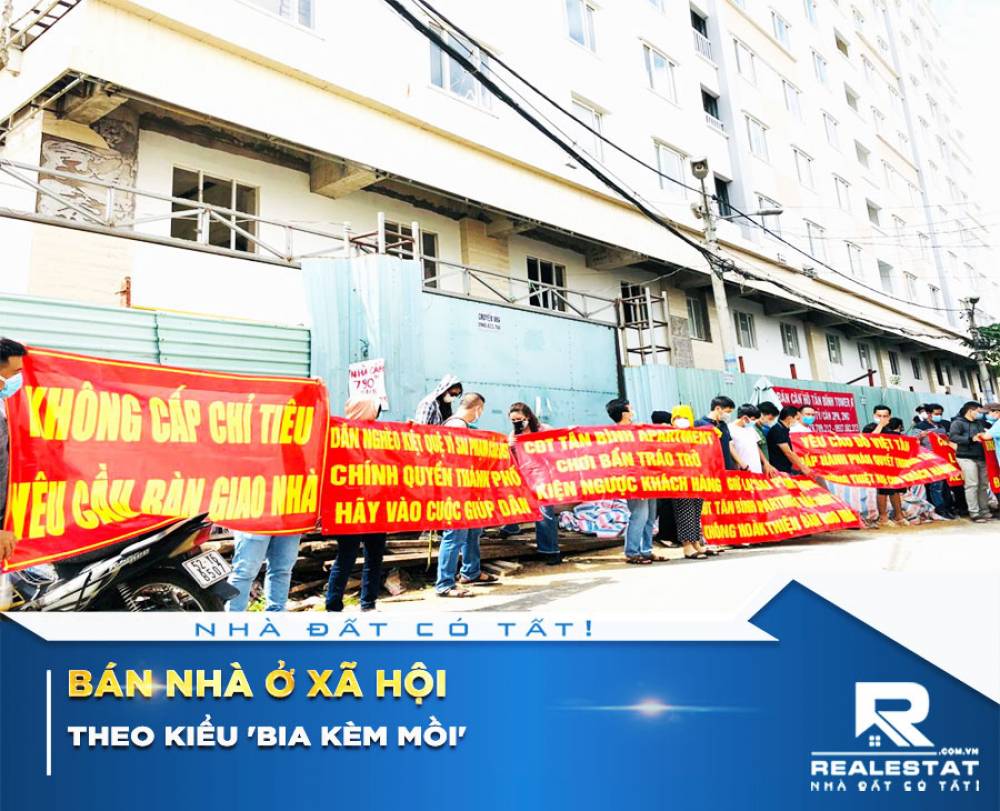 Bán nhà ở xã hội theo kiểu 'bia kèm mồi'