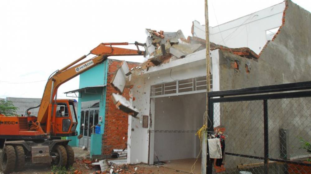Phá dỡ gác nhà đã bán, có tội?